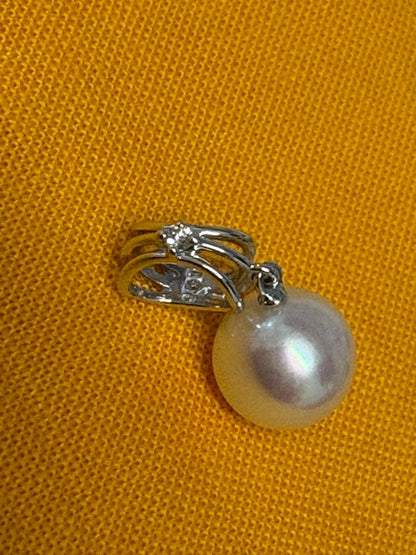 Tasaki pearl necklace top in K18 white gold with small diamonds and a suspended swinging pearl