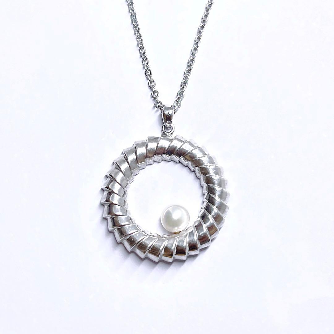Mikimoto silver necklace pendant top featuring a 5.5mm white pearl with silver chain