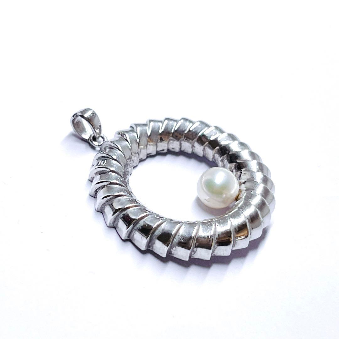 Mikimoto silver necklace pendant top featuring a 5.5mm white pearl with silver chain