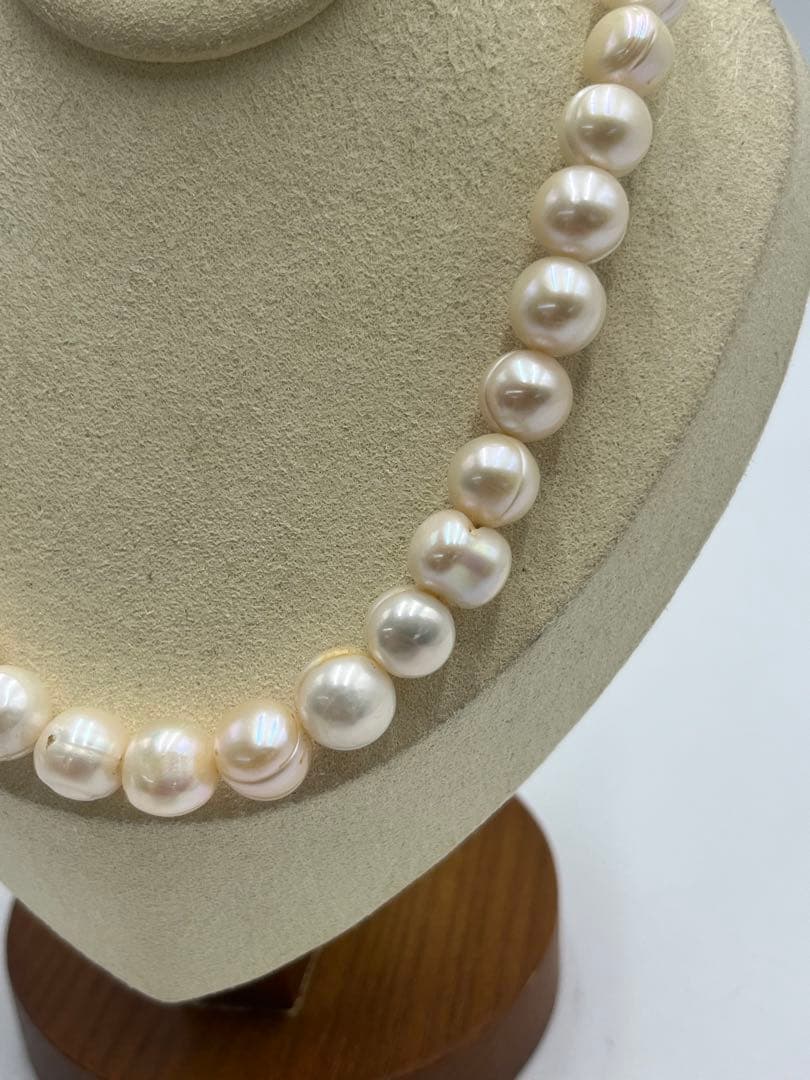 Akoya pearl necklace with genuine pearls measuring 0.8-1.2cm on a 43cm strand