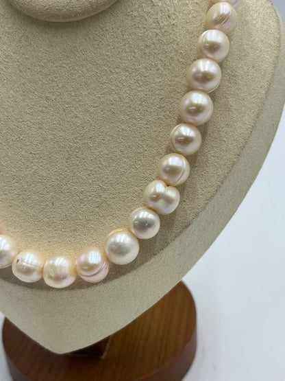 Akoya pearl necklace with genuine pearls measuring 0.8-1.2cm on a 43cm strand