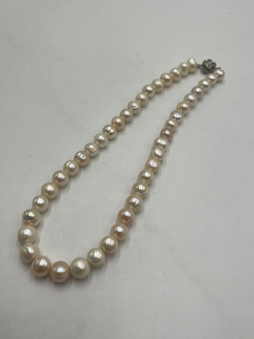 Akoya pearl necklace with genuine pearls measuring 0.8-1.2cm on a 43cm strand
