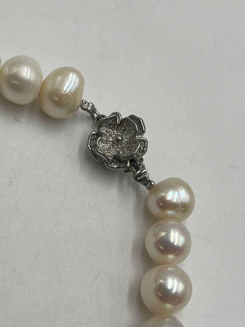 Akoya pearl necklace with genuine pearls measuring 0.8-1.2cm on a 43cm strand