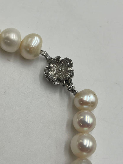 Akoya pearl necklace with genuine pearls measuring 0.8-1.2cm on a 43cm strand