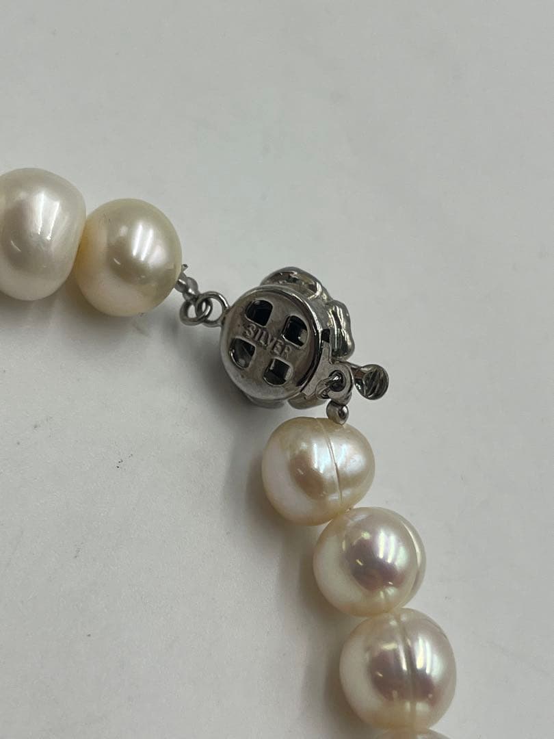 Akoya pearl necklace with genuine pearls measuring 0.8-1.2cm on a 43cm strand