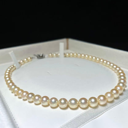 Akoya pearl necklace with 6.8-7.2mm cream white pearls and silver fittings, 41cm length