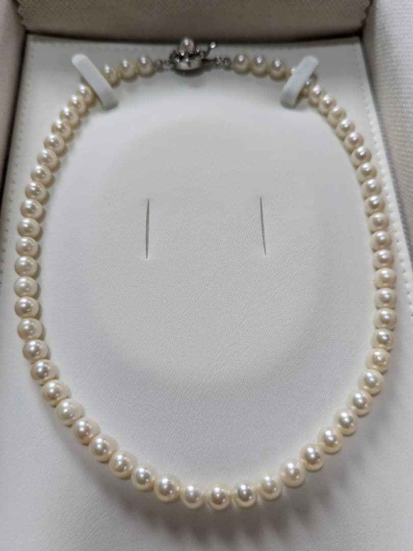 Akoya pearl necklace featuring 6.5-7mm white round pearls with silver clasp and 41cm length