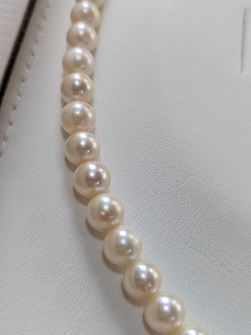 Akoya pearl necklace featuring 6.5-7mm white round pearls with silver clasp and 41cm length