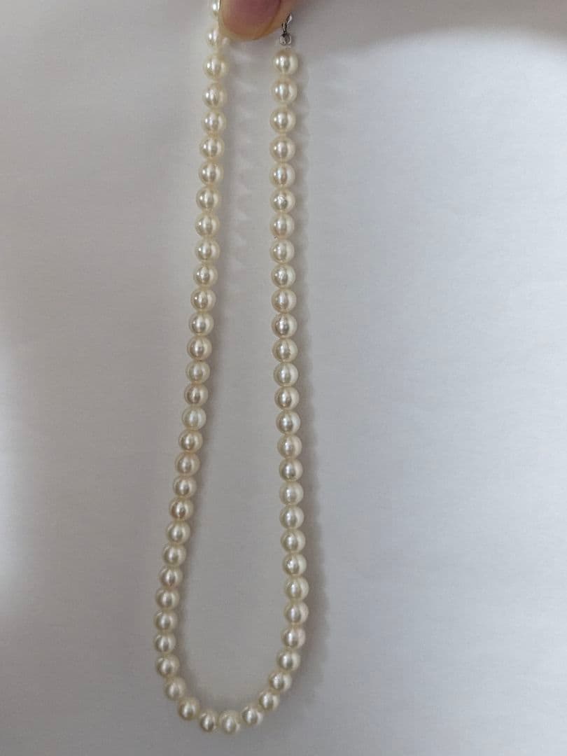 Akoya pearl necklace featuring 6.5-7mm white round pearls with silver clasp and 41cm length
