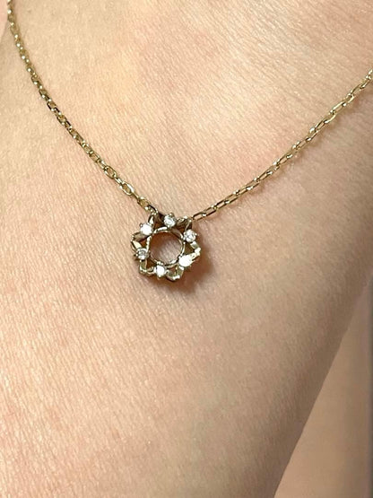 Agate K10 necklace with 0.06ct diamond flower pendant on a 46 cm chain, two-way movable design