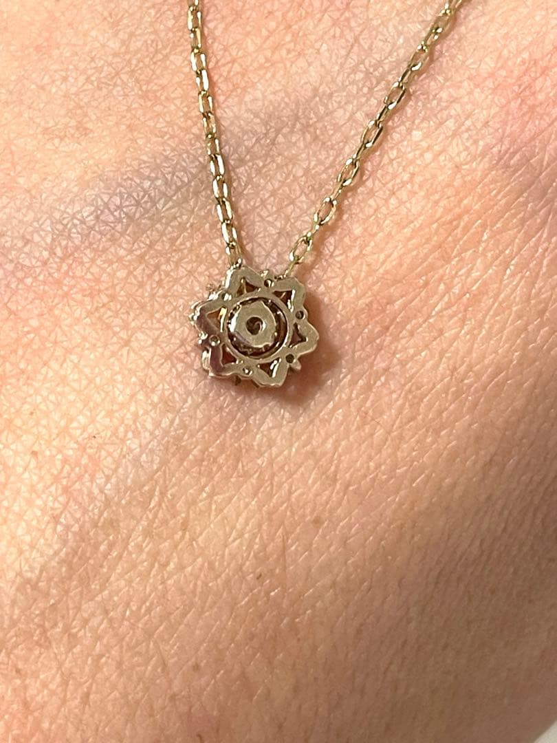 Agate K10 necklace with 0.06ct diamond flower pendant on a 46 cm chain, two-way movable design