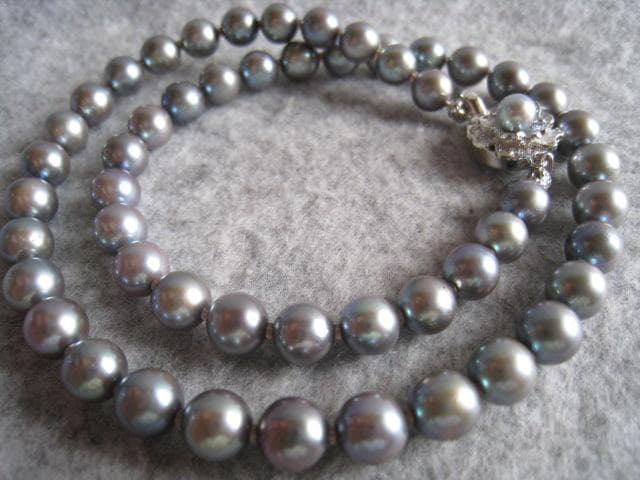 Akoya pearl necklace 7.0-7.5mm pearls with silver fittings, 42cm length, displayed on white background