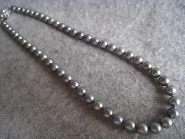 Akoya pearl necklace 7.0-7.5mm pearls with silver fittings, 42cm length, displayed on white background