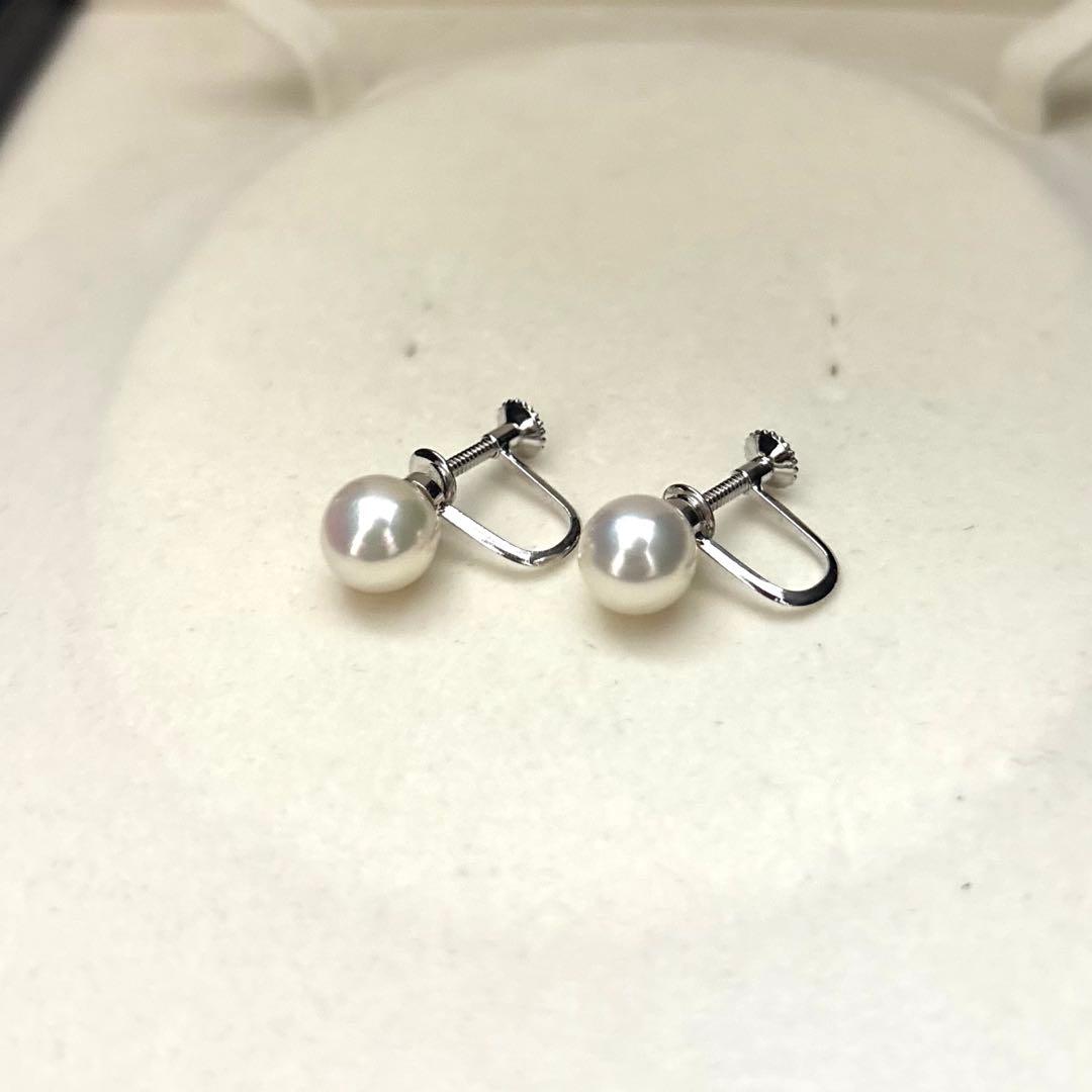 Akoya pearl necklace and matching earrings set with white 8mm pearls on a 43cm chain