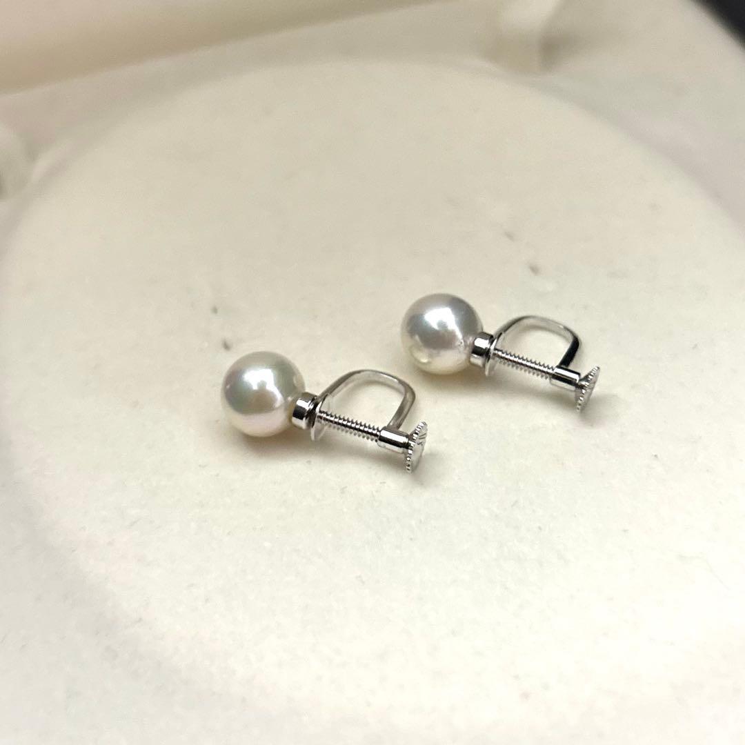 Akoya pearl necklace and matching earrings set with white 8mm pearls on a 43cm chain