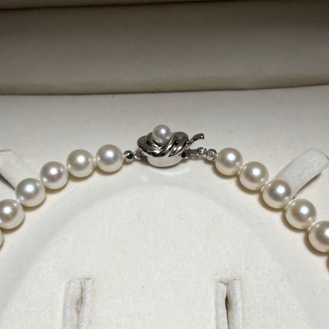 Odawa Tasaki Akoya pearl necklace with 8.5mm genuine pearls and 42 cm length displayed on white background