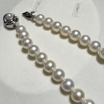 Odawa Tasaki Akoya pearl necklace with 8.5mm genuine pearls and 42 cm length displayed on white background