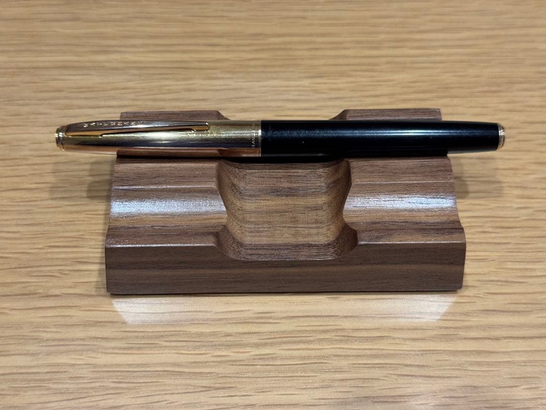 Watermans Ligne 60 fountain pen with 18K gold medium nib, black body, and gold-plated cap