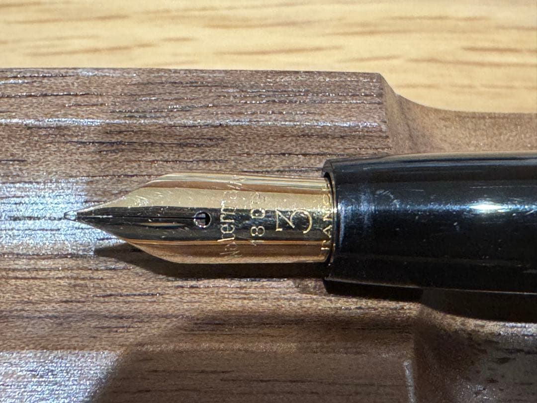 Watermans Ligne 60 fountain pen with 18K gold medium nib, black body, and gold-plated cap