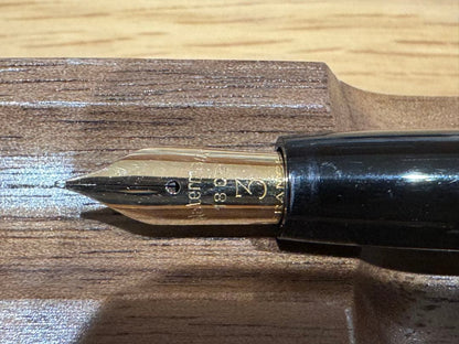Watermans Ligne 60 fountain pen with 18K gold medium nib, black body, and gold-plated cap