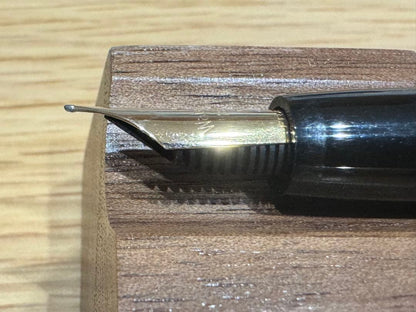 Watermans Ligne 60 fountain pen with 18K gold medium nib, black body, and gold-plated cap