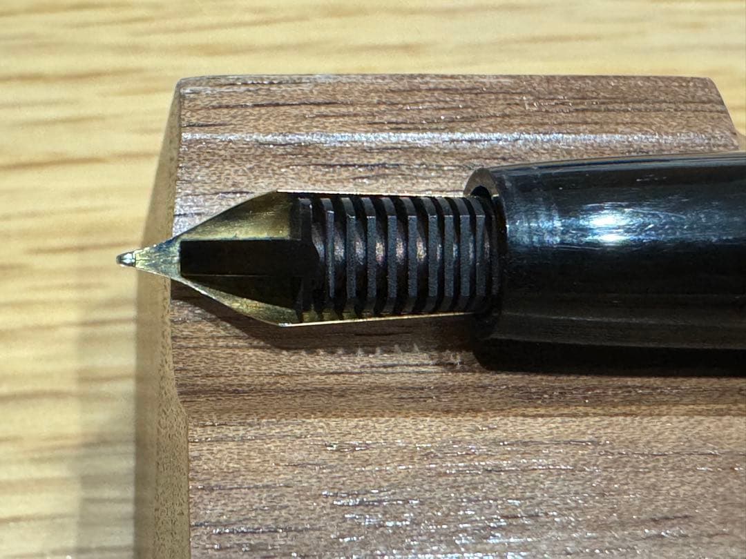 Watermans Ligne 60 fountain pen with 18K gold medium nib, black body, and gold-plated cap