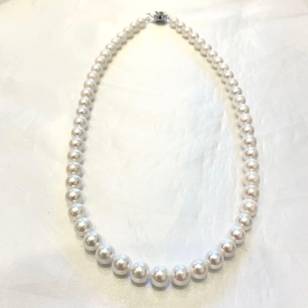 Akoya real pearl necklace with 7.0-7.5mm white pearls showing pink and green shades on a 44cm strand