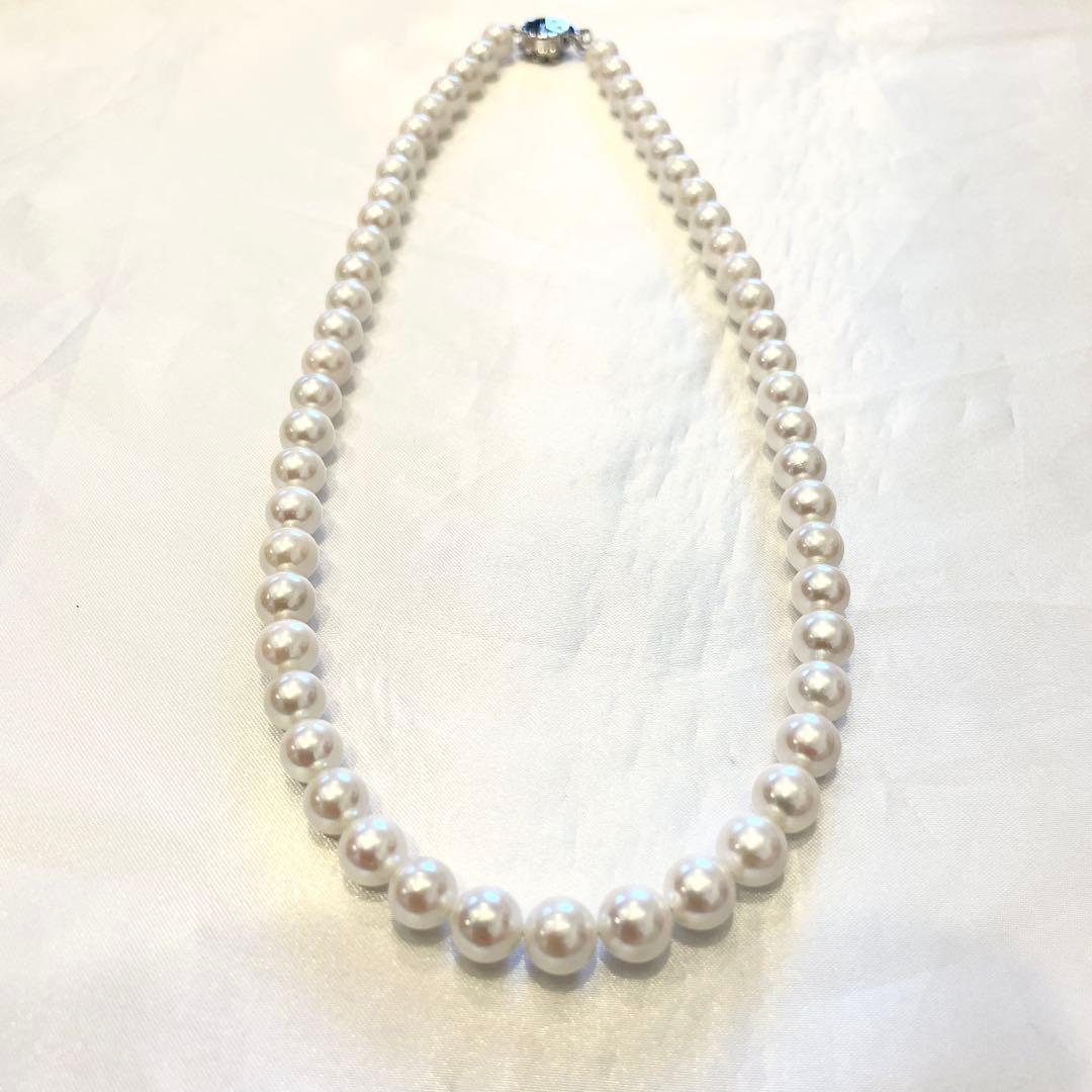 Akoya real pearl necklace with 7.0-7.5mm white pearls showing pink and green shades on a 44cm strand