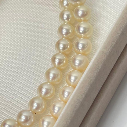 Genuine Akoya pearl necklace by Jewelry Maki with silver engraving and 42cm length