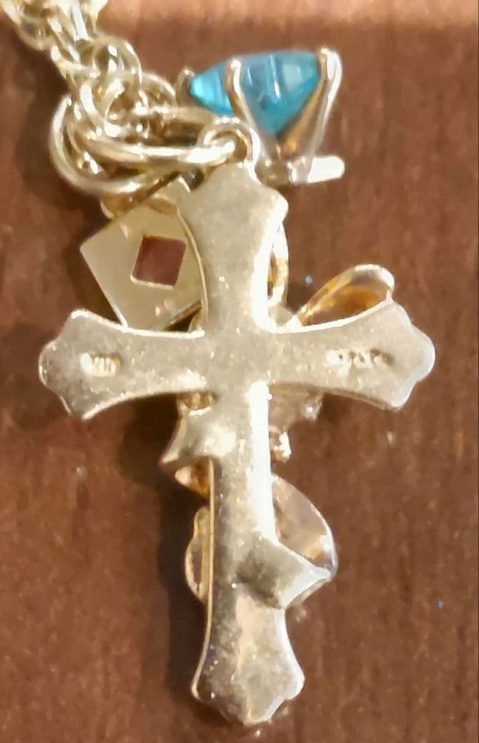 Aggatte 10 K cross charm pendant made of 10 karat gold in a simple elegant design