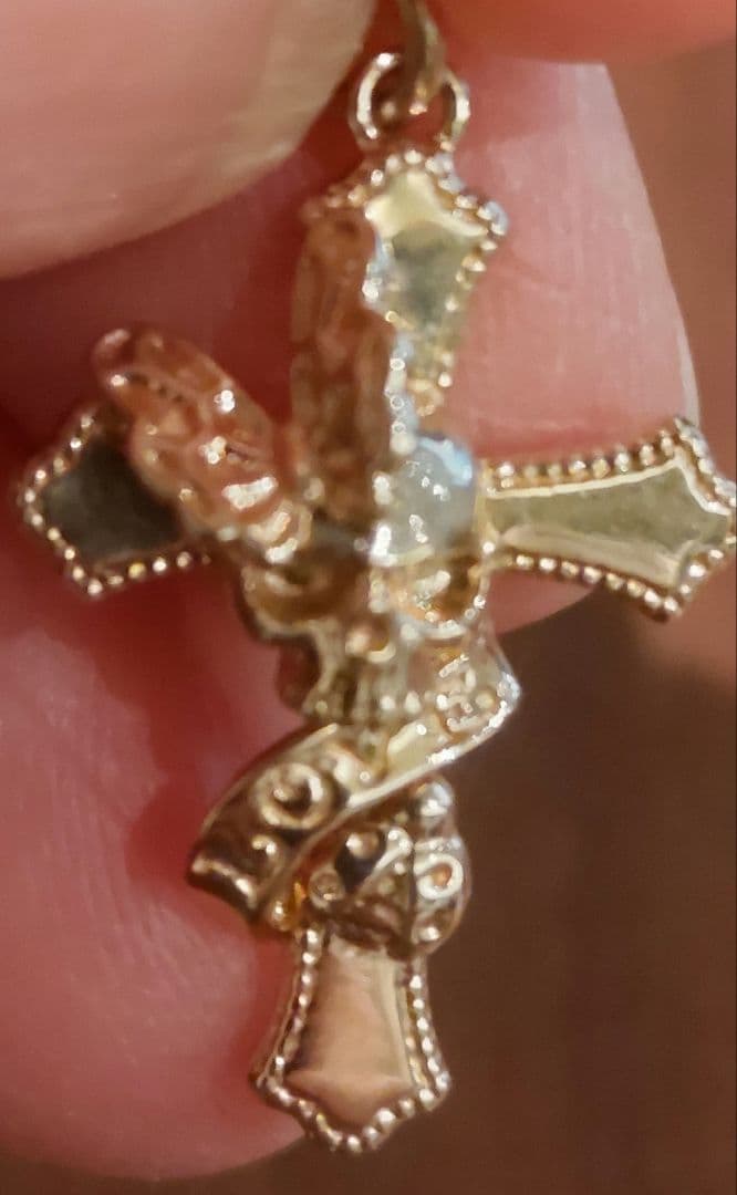 Aggatte 10 K cross charm pendant made of 10 karat gold in a simple elegant design
