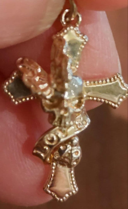 Aggatte 10 K cross charm pendant made of 10 karat gold in a simple elegant design
