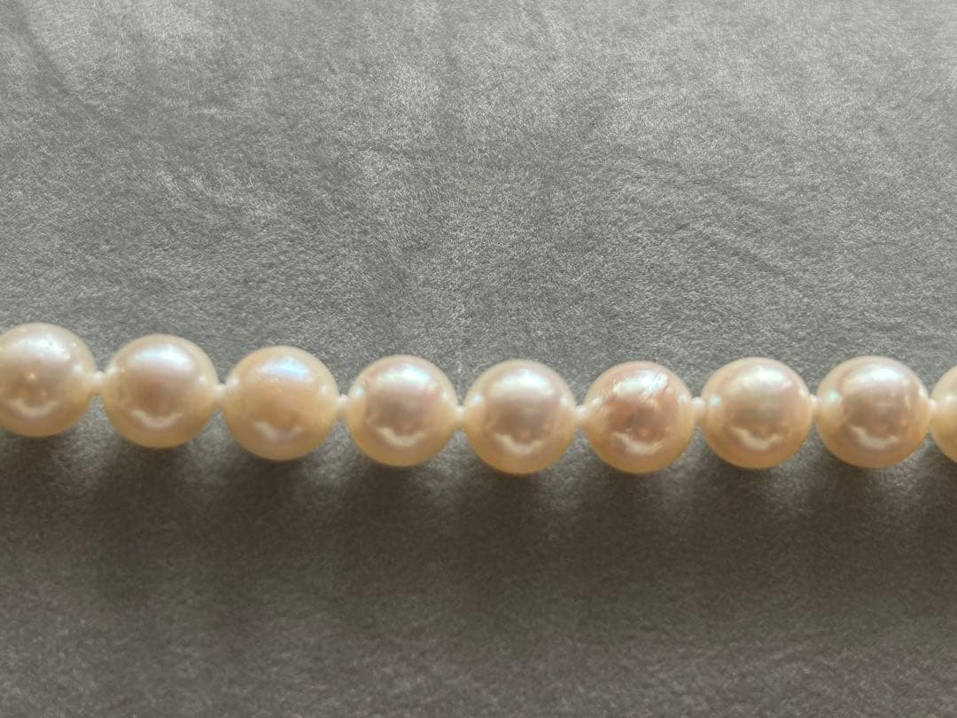 Akoya pearl necklace and matching earrings with silver clasp and certification sheet