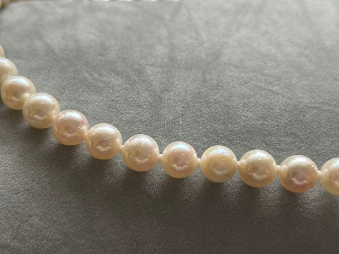Akoya pearl necklace and matching earrings with silver clasp and certification sheet