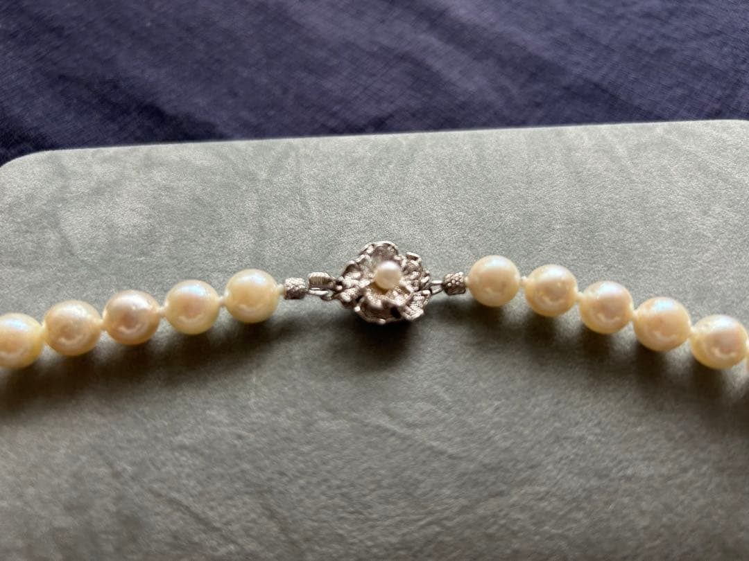 Akoya pearl necklace and matching earrings with silver clasp and certification sheet