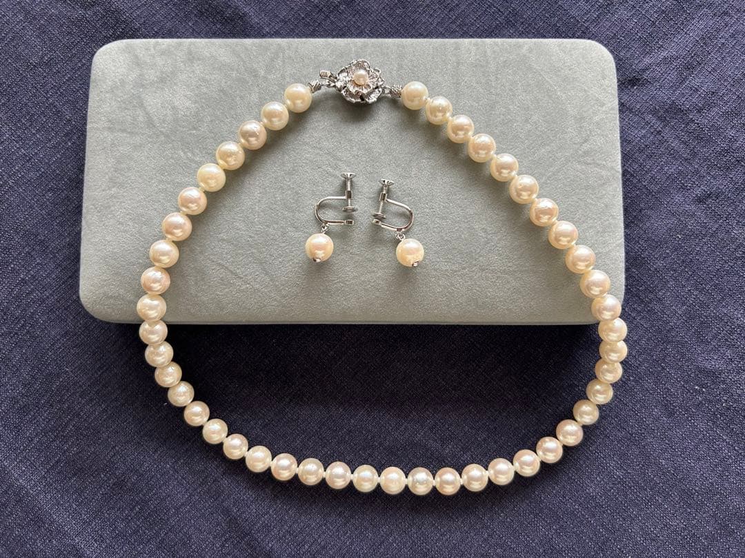 Akoya pearl necklace and matching earrings with silver clasp and certification sheet