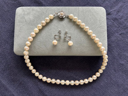 Akoya pearl necklace and matching earrings with silver clasp and certification sheet