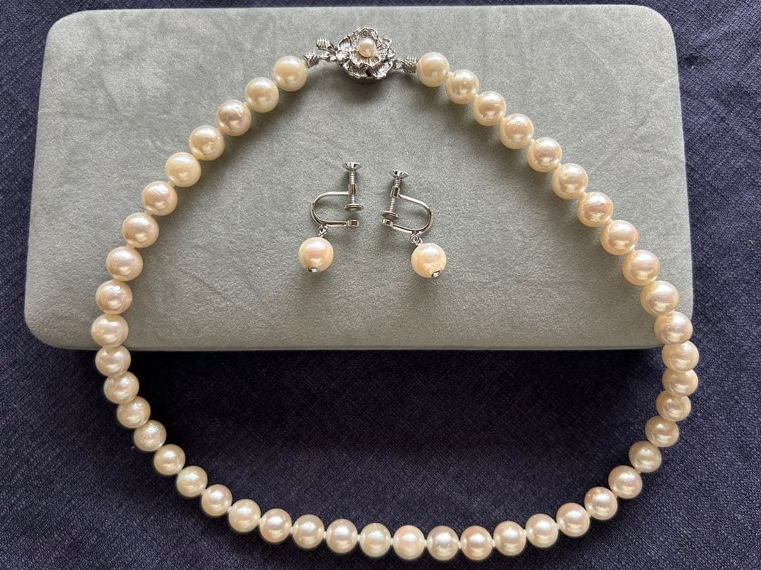 Akoya pearl necklace and matching earrings with silver clasp and certification sheet