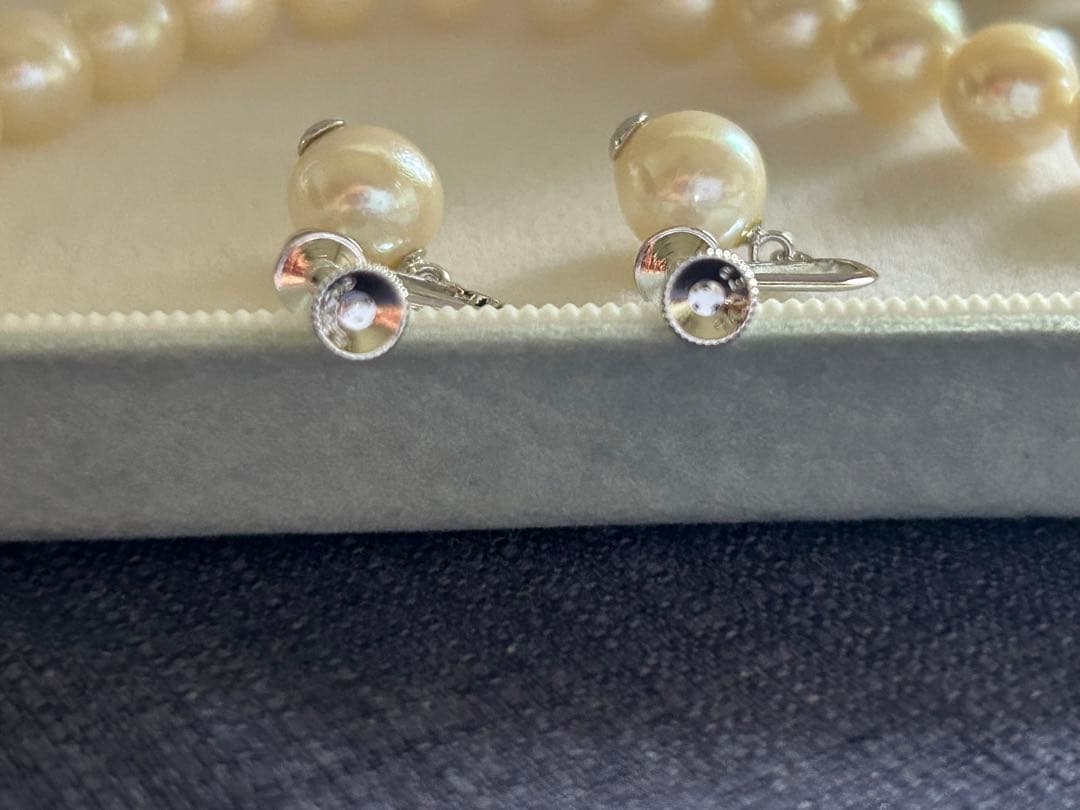 Akoya pearl necklace and matching earrings with silver clasp and certification sheet