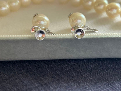 Akoya pearl necklace and matching earrings with silver clasp and certification sheet