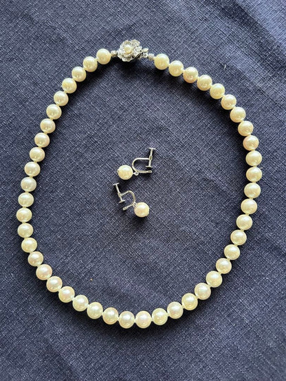 Akoya pearl necklace and matching earrings with silver clasp and certification sheet