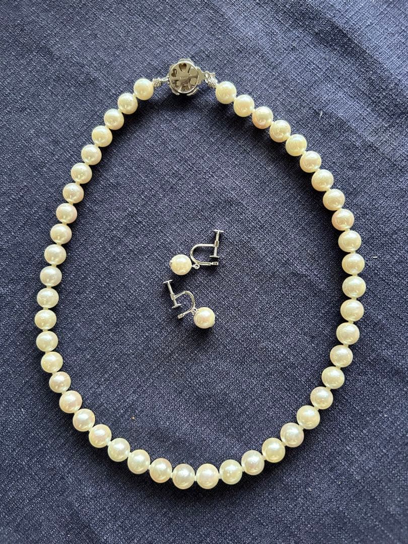 Akoya pearl necklace and matching earrings with silver clasp and certification sheet