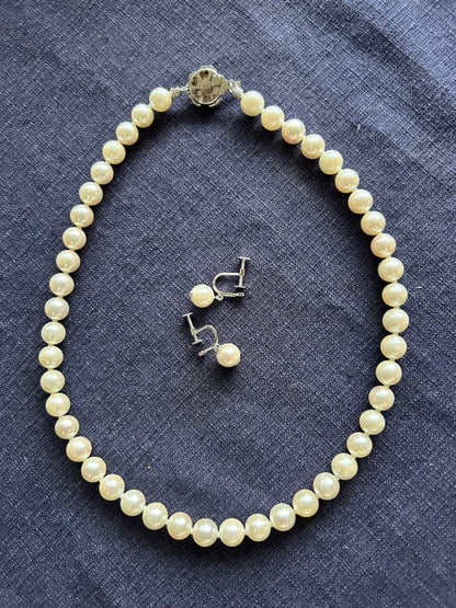 Akoya pearl necklace and matching earrings with silver clasp and certification sheet