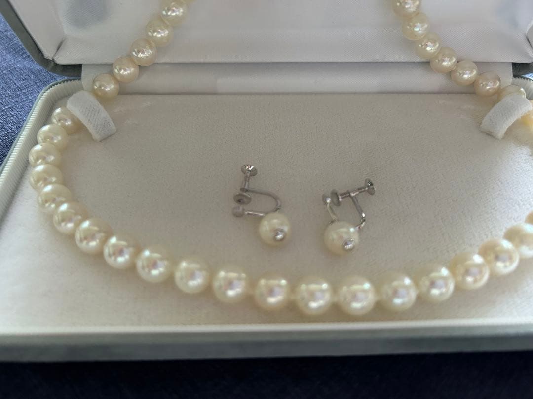 Akoya pearl necklace and matching earrings with silver clasp and certification sheet
