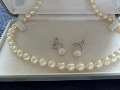 Akoya pearl necklace and matching earrings with silver clasp and certification sheet
