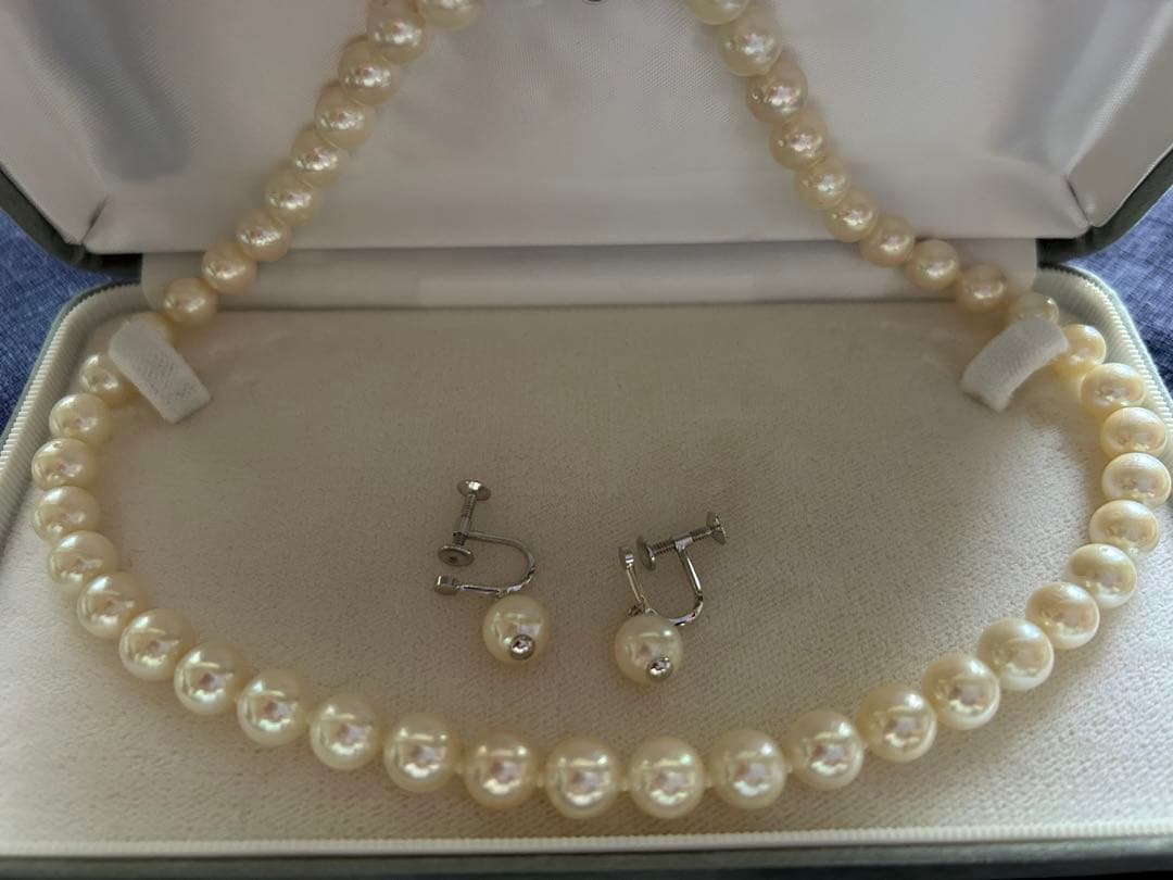 Akoya pearl necklace and matching earrings with silver clasp and certification sheet