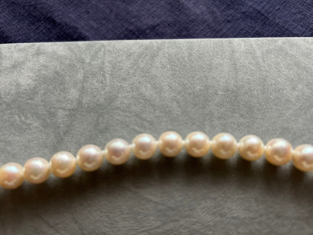 Akoya pearl necklace and matching earrings with silver clasp and certification sheet