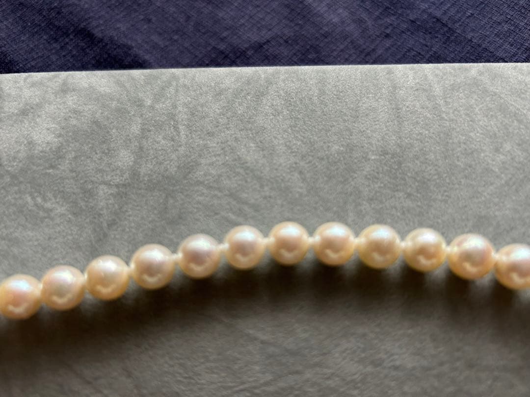 Akoya pearl necklace and matching earrings with silver clasp and certification sheet
