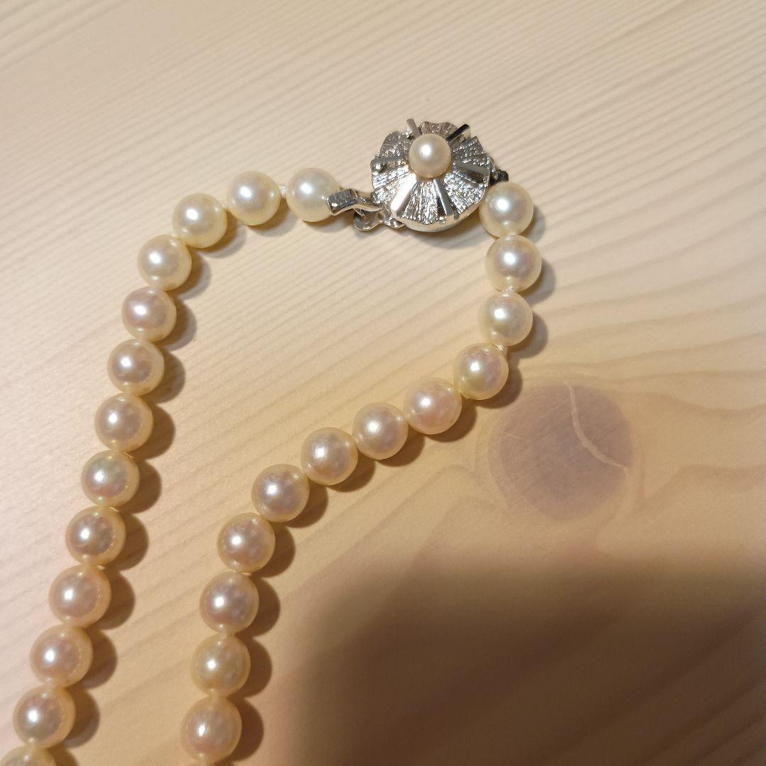 Akoya pearl necklace featuring white pink 6mm pearls strung on a 42cm chain