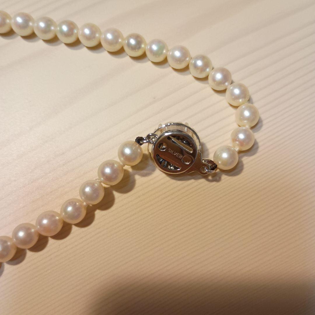 Akoya pearl necklace featuring white pink 6mm pearls strung on a 42cm chain